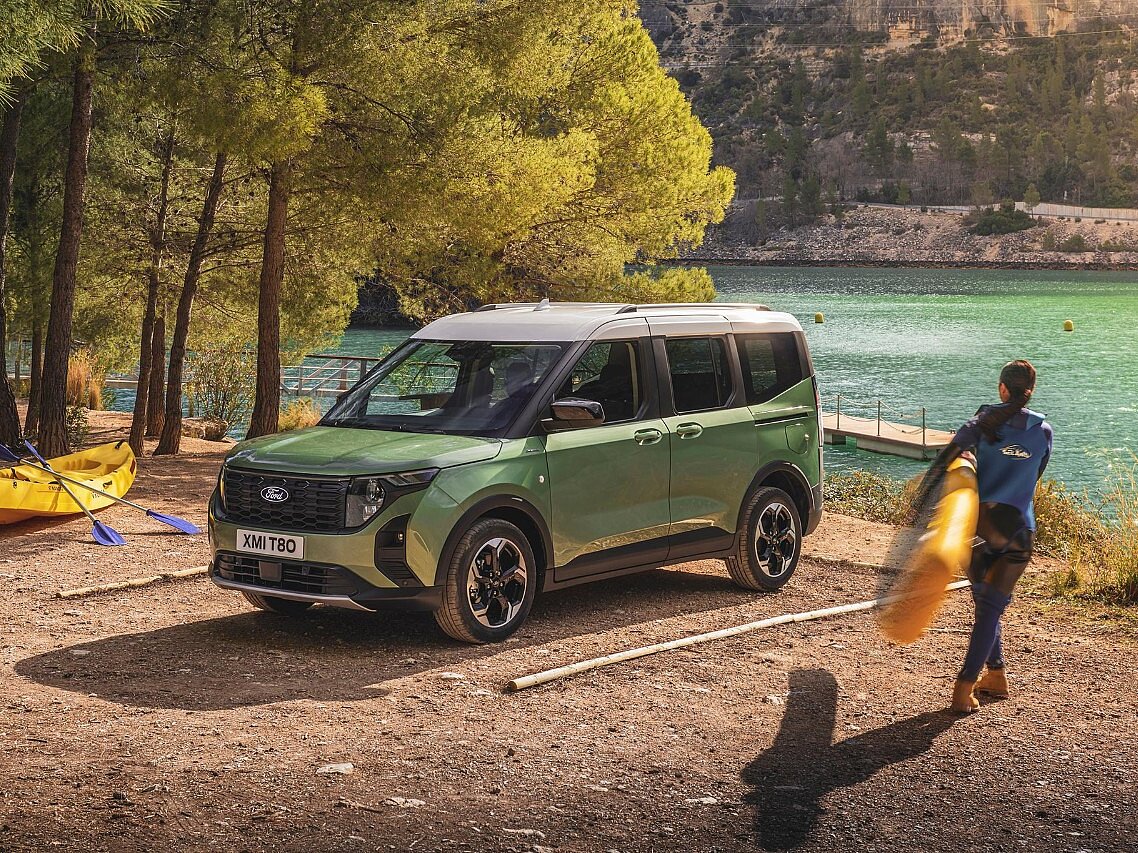 Ford Tourneo Courier seitlich von vorn am See Ford Tourneo Courier seitlich von vorn am See